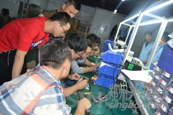 認真學(xué)習(xí)討論中